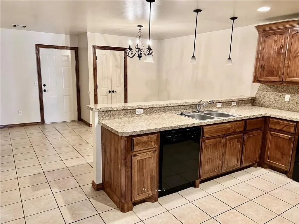 Photo 5 — 1412 N Lark Street, Weatherford, OK 73096