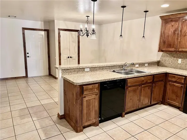 Photo 5 — 1412 N Lark Street, Weatherford, OK 73096