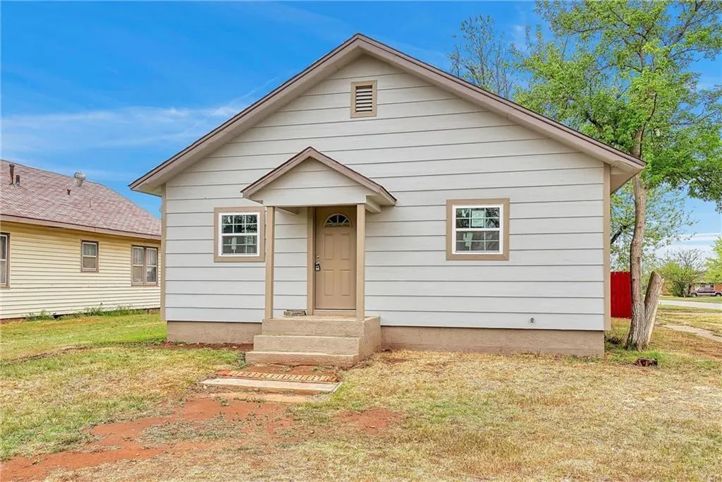 Photo 2 — 301 N 9th Street, Clinton, OK 73601