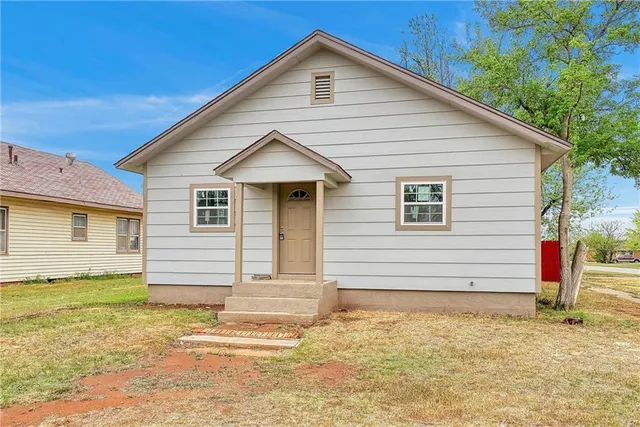 Photo 2 — 301 N 9th Street, Clinton, OK 73601