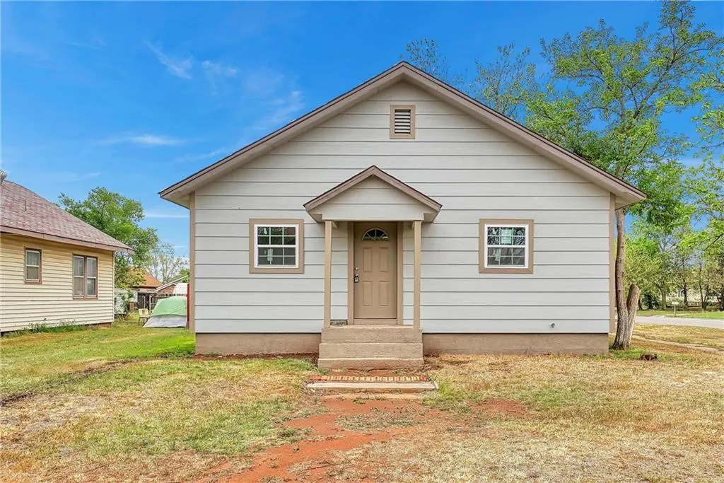 Photo 3 — 301 N 9th Street, Clinton, OK 73601