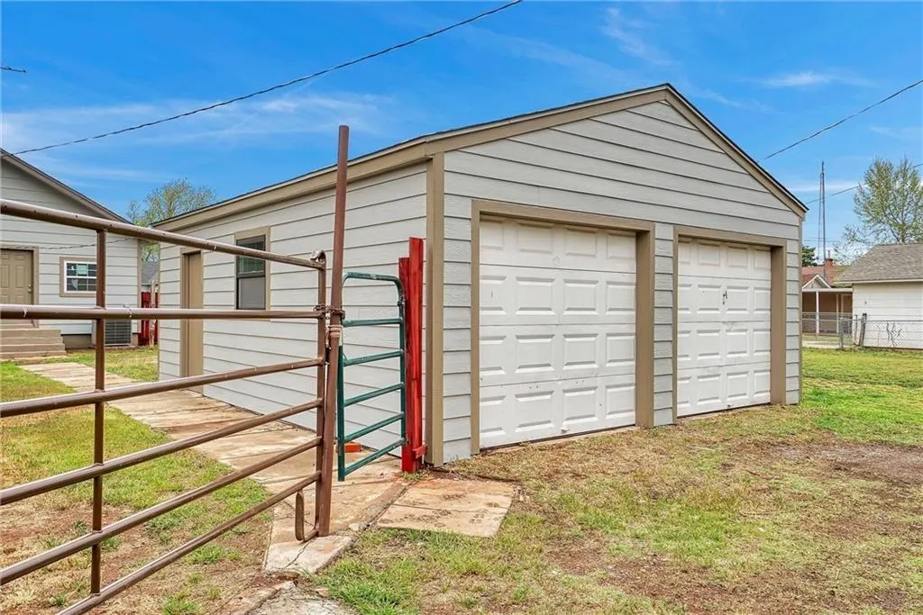 Photo 14 — 301 N 9th Street, Clinton, OK 73601