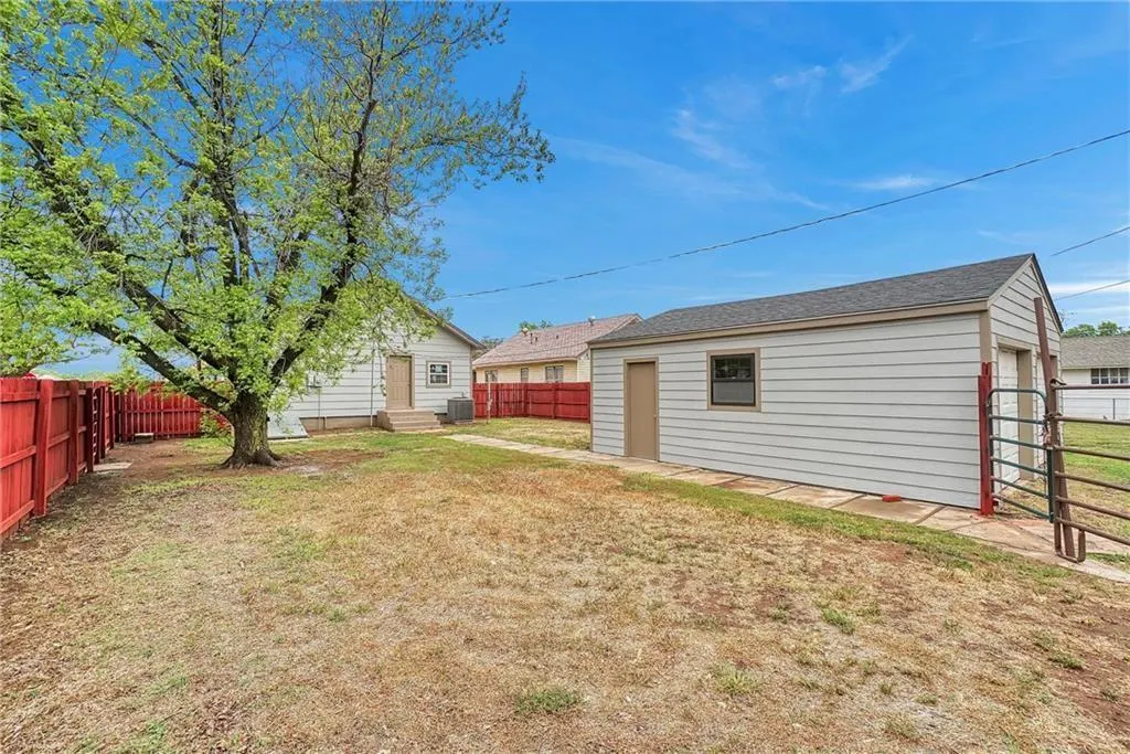 Photo 15 — 301 N 9th Street, Clinton, OK 73601