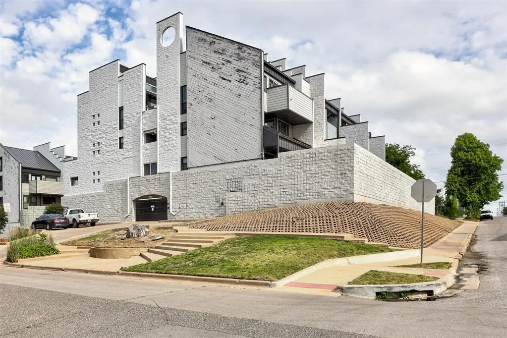 Front exterior — 901 NW 7th Street 106, Oklahoma City, OK 73106