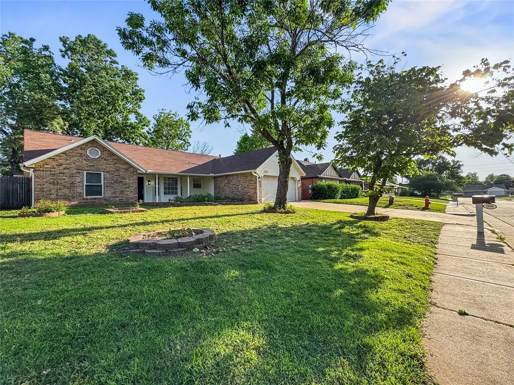 Photo 2 — 2108 Shorewood Lane, Edmond, OK 73003