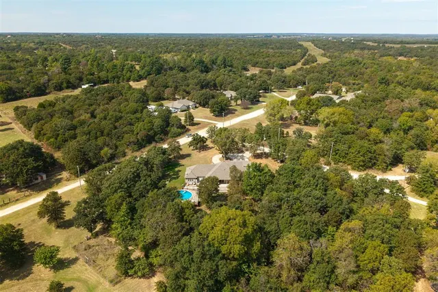 Photo 2 — 19914 Lions Circle, Luther, OK 73054