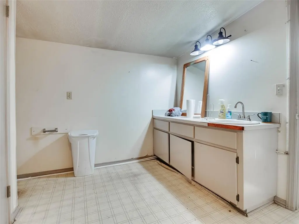 Photo 32 — 718 W Main Street, Stroud, OK 74079