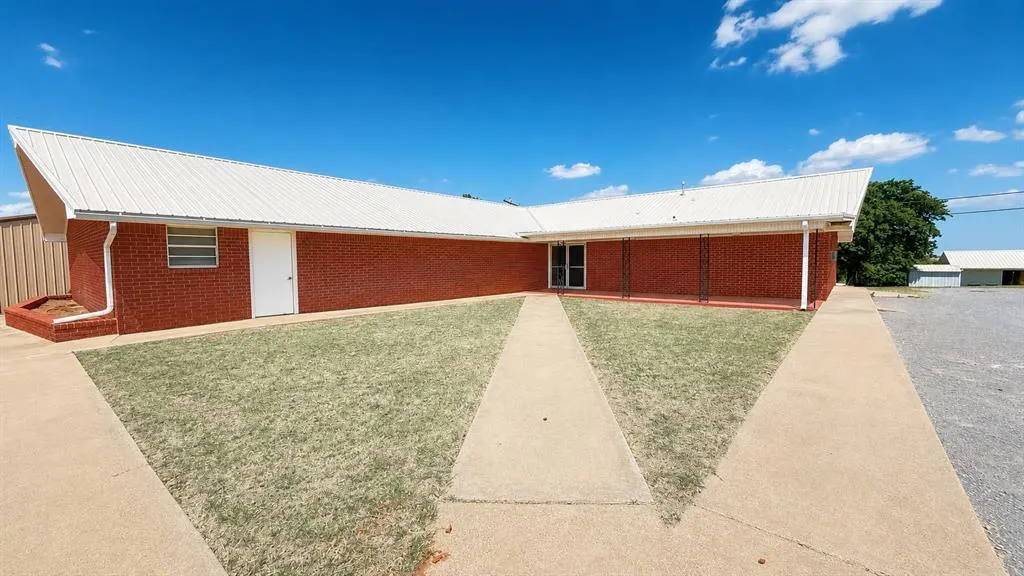 Photo 2 — 610 S Church Center, Eakly, OK 73033