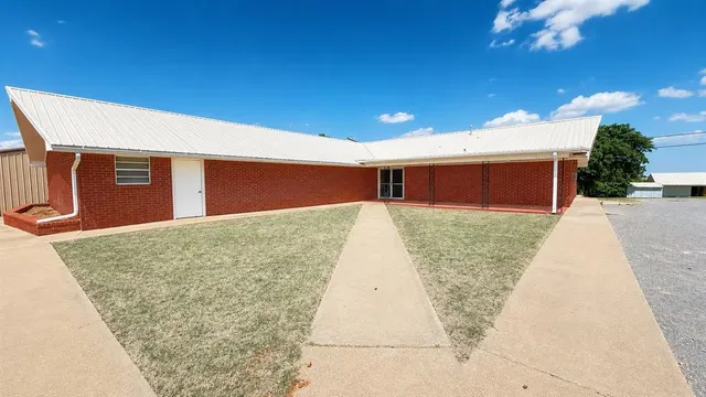 Photo 2 — 610 S Church Center, Eakly, OK 73033