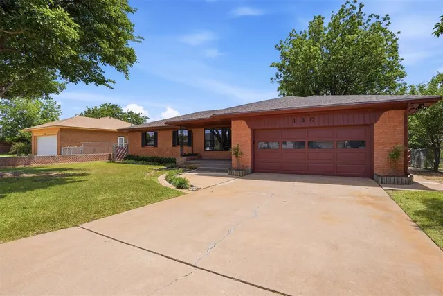 Photo 3 — 130 Lakeside Drive, Altus, OK 73521