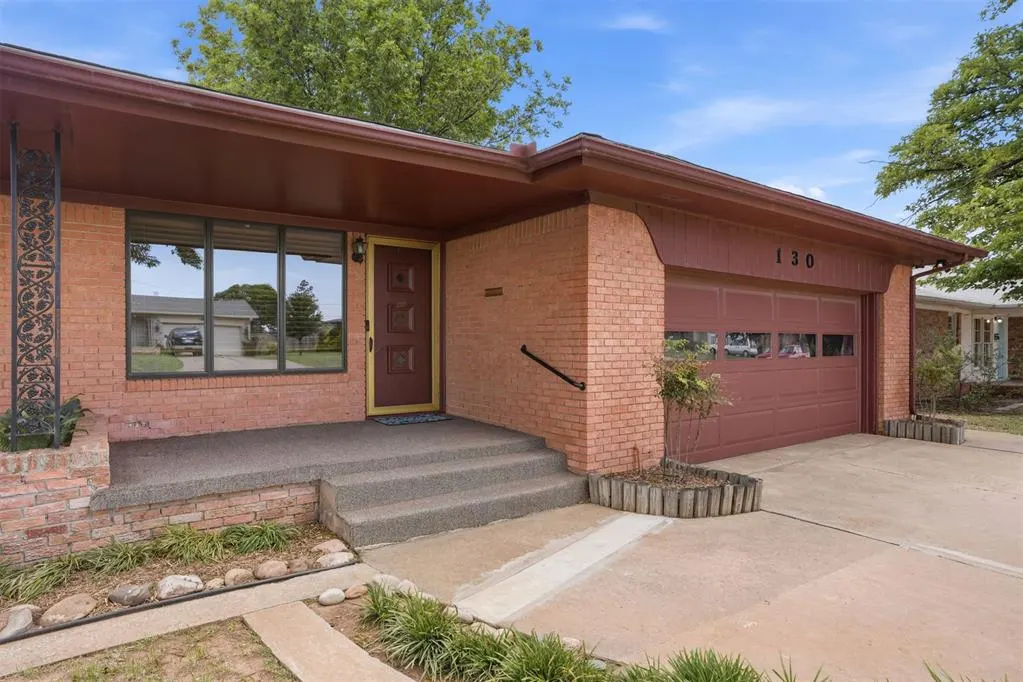 Photo 4 — 130 Lakeside Drive, Altus, OK 73521