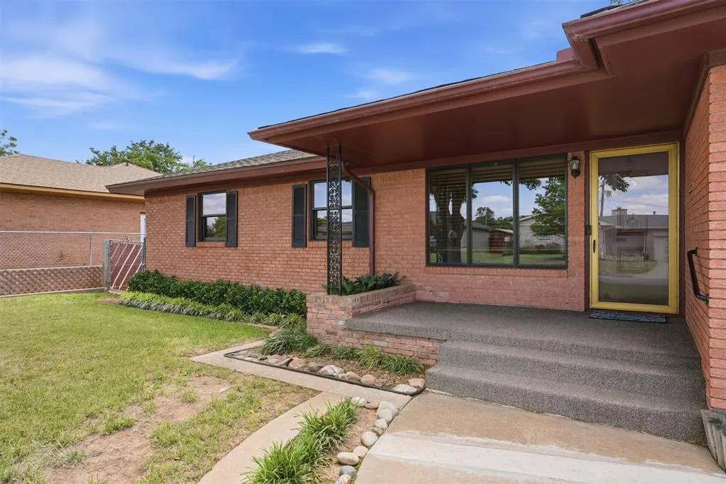 Photo 5 — 130 Lakeside Drive, Altus, OK 73521