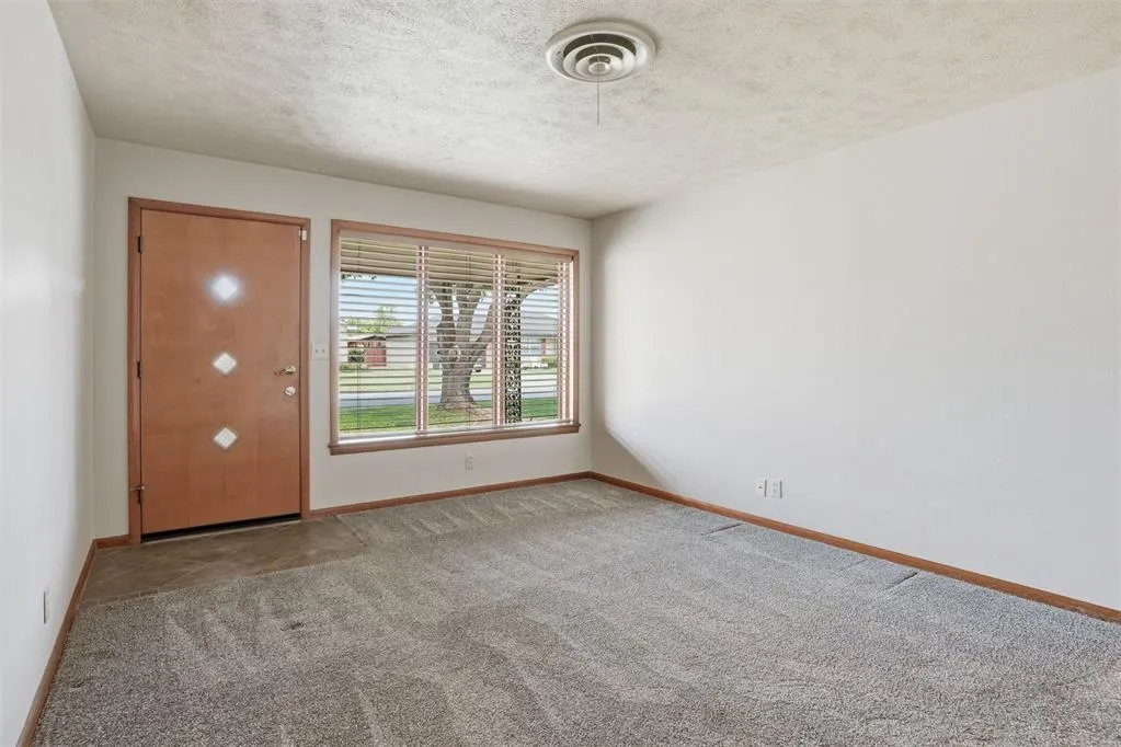 Photo 8 — 130 Lakeside Drive, Altus, OK 73521