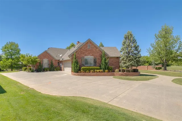 Photo 3 — 10901 Winelake Drive, Oklahoma City, OK 73170