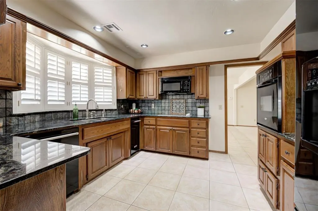 Photo 9 — 10201 Kingsgate Drive, Oklahoma City, OK 73159