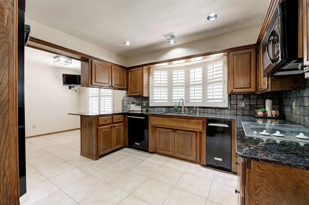 Photo 13 — 10201 Kingsgate Drive, Oklahoma City, OK 73159