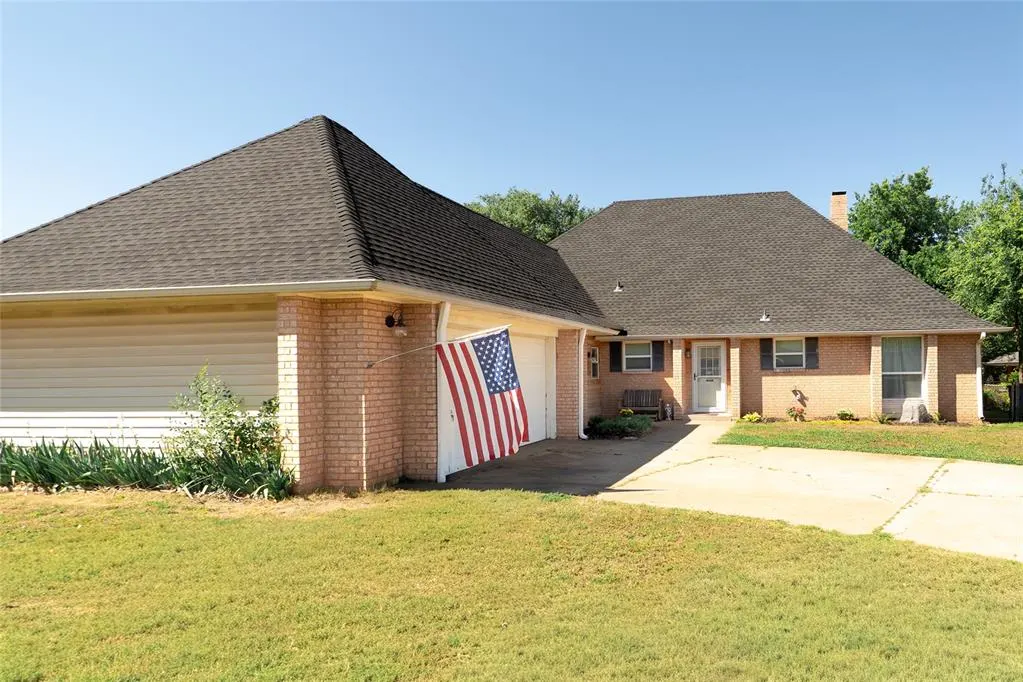 Front exterior — 2014 E Canadian Court Terrace, Mustang, OK 73064