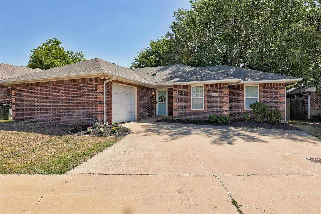 Front exterior — 424 Victory Road, Edmond, OK 73003