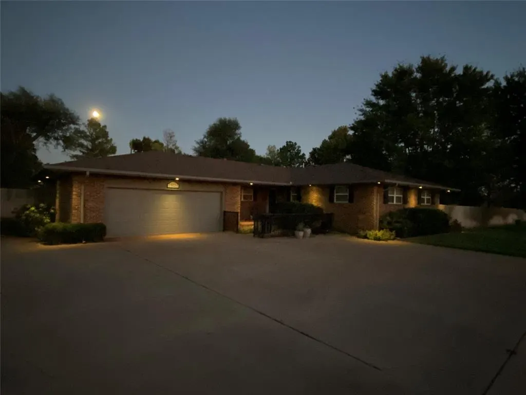 Photo 3 — 522 N Booth Avenue, Elk City, OK 73644