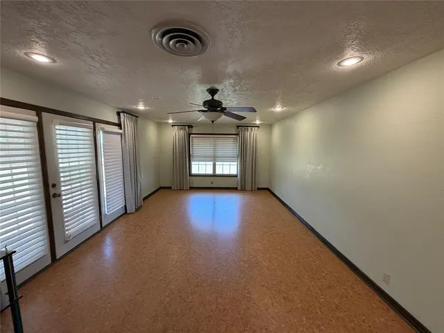 Photo 5 — 522 N Booth Avenue, Elk City, OK 73644