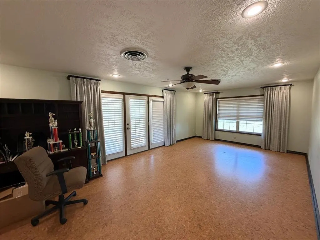 Photo 7 — 522 N Booth Avenue, Elk City, OK 73644