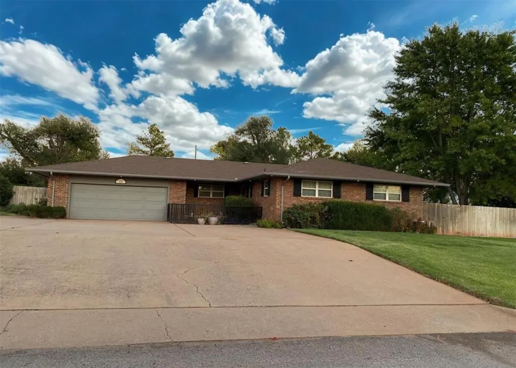 Photo 2 — 522 N Booth Avenue, Elk City, OK 73644