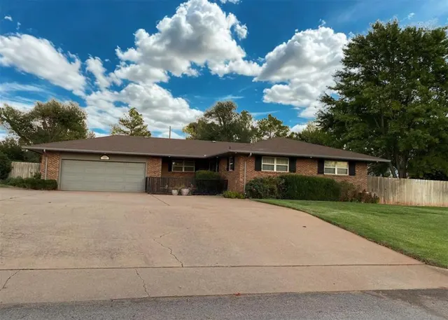 Photo 2 — 522 N Booth Avenue, Elk City, OK 73644