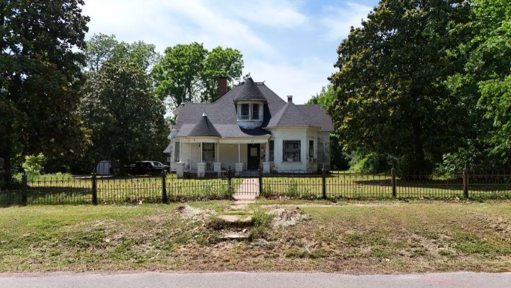 Photo 2 — 804 N Carr Avenue, Wynnewood, OK 73098