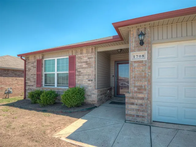 Photo 4 — 1708 Lanesboro Drive, The Village, OK 73120