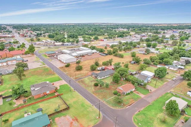 Photo 2 — 529 E 3rd Street, Elk City, OK 73644