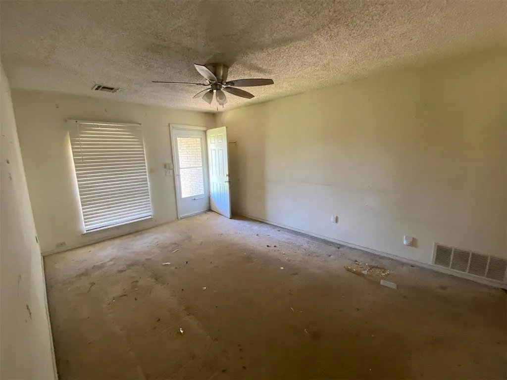 Photo 4 — 1057 NW 7th Street, Moore, OK 73160
