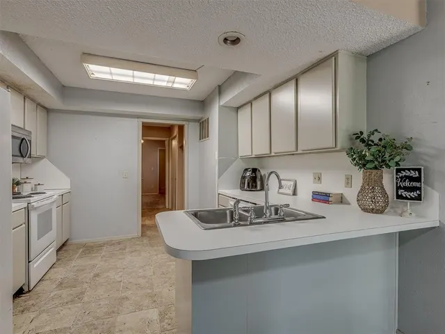 Photo 3 — 4702 Hemlock Circle, Oklahoma City, OK 73162