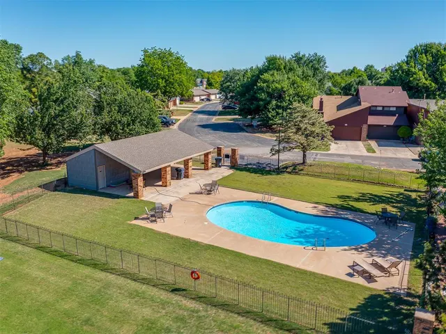 Photo 4 — 4702 Hemlock Circle, Oklahoma City, OK 73162