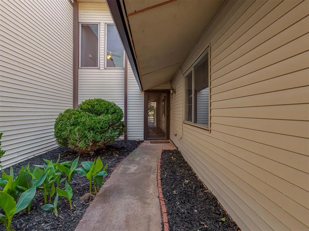 Photo 5 — 4702 Hemlock Circle, Oklahoma City, OK 73162