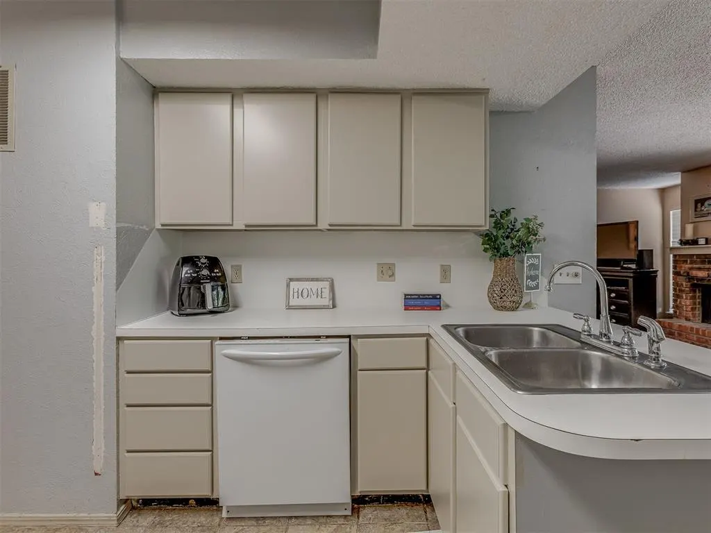 Photo 16 — 4702 Hemlock Circle, Oklahoma City, OK 73162