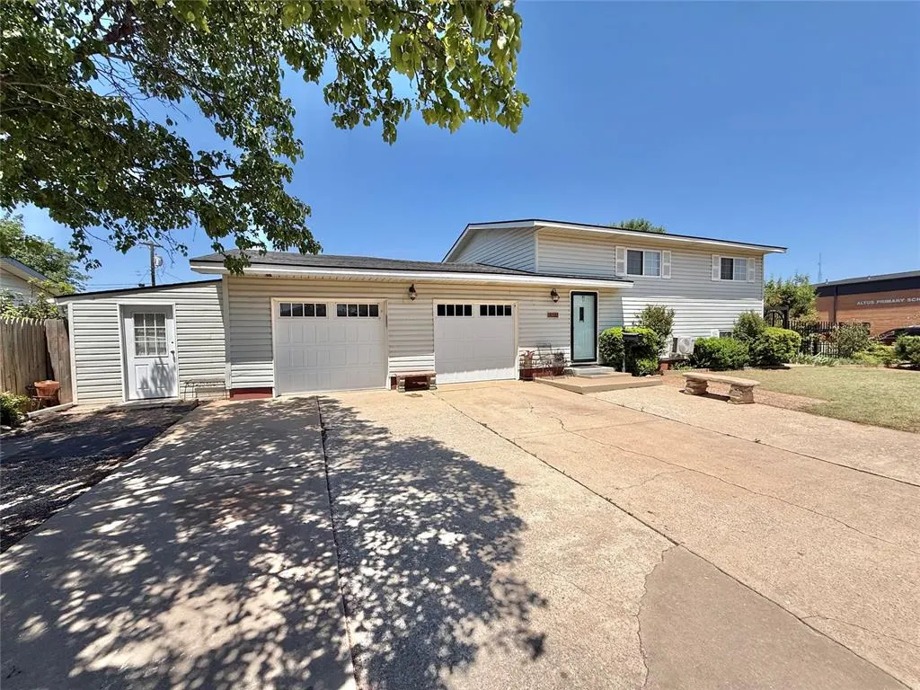 Front exterior — 933 Denise Street, Altus, OK 73521