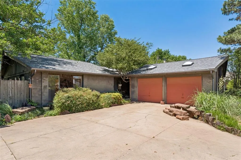 Photo 2 — 2721 NW 109th Terrace, Oklahoma City, OK 73120
