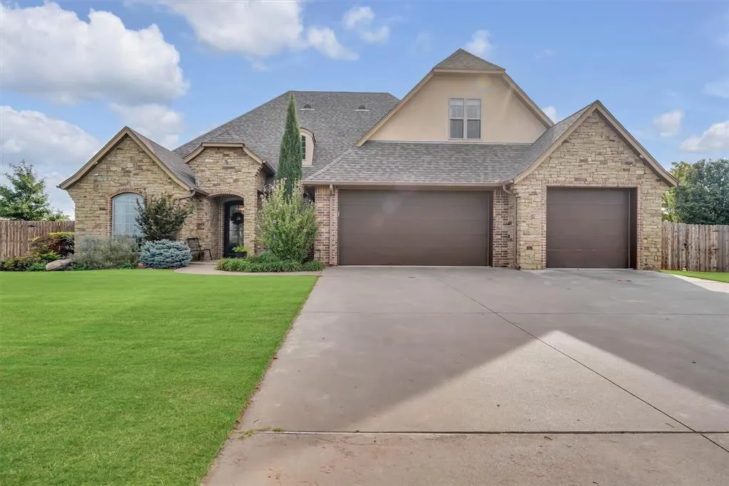 Photo 2 — 1112 Dogwood Drive, Elk City, OK 73644
