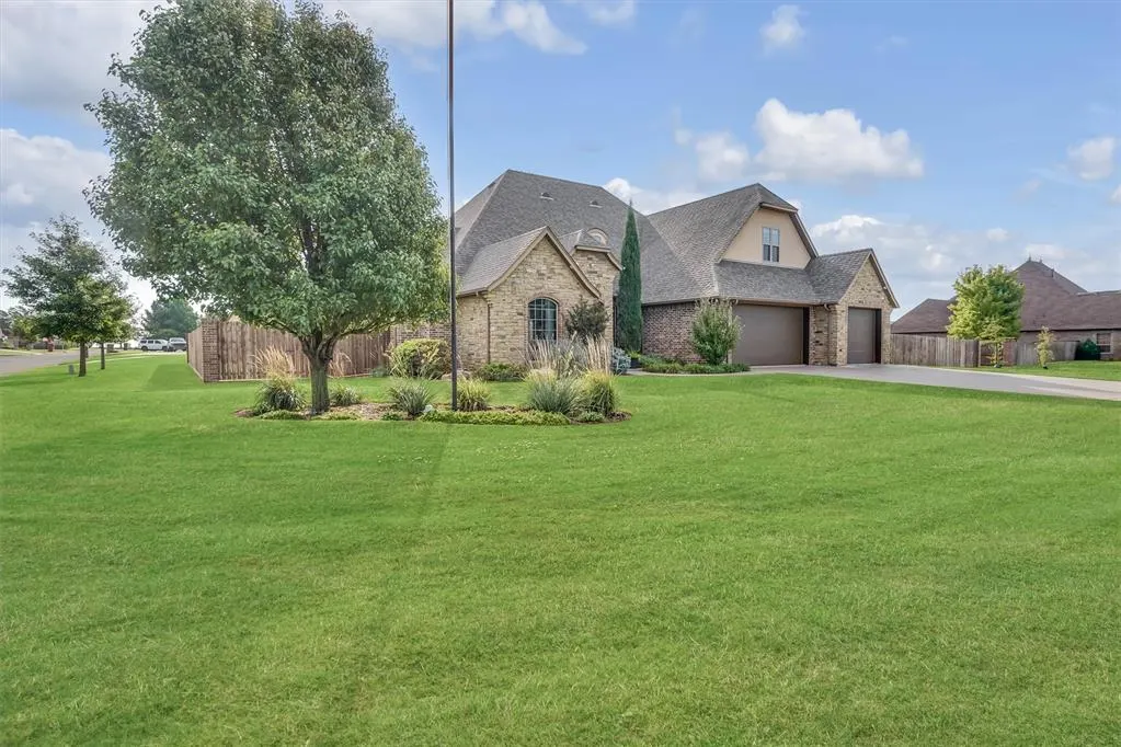 Photo 3 — 1112 Dogwood Drive, Elk City, OK 73644