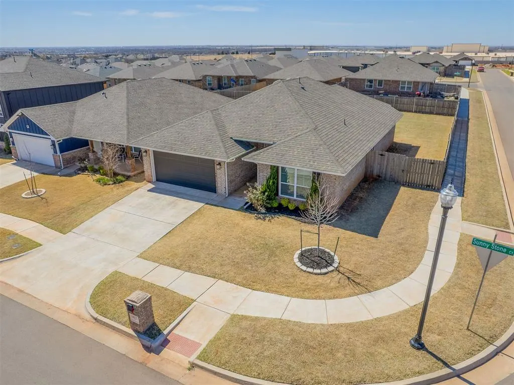 Front exterior — 18025 Sunny Stone Court, Edmond, OK 73012