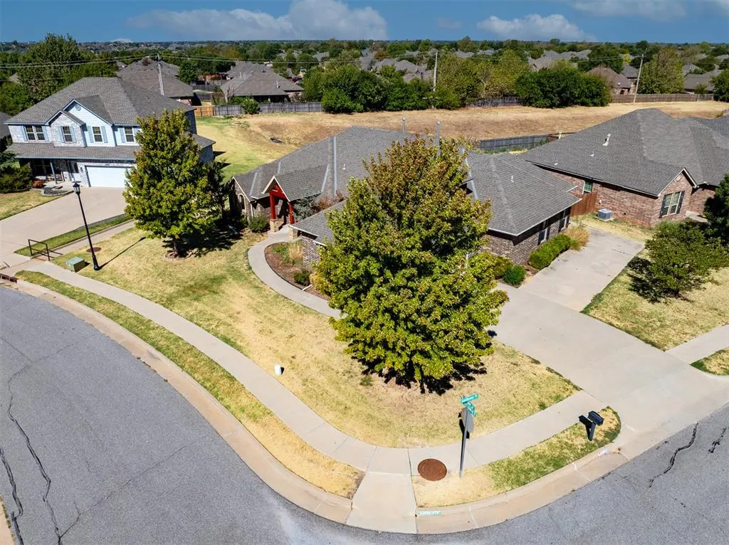 Photo 2 — 2817 Marigold Lane, Edmond, OK 73013