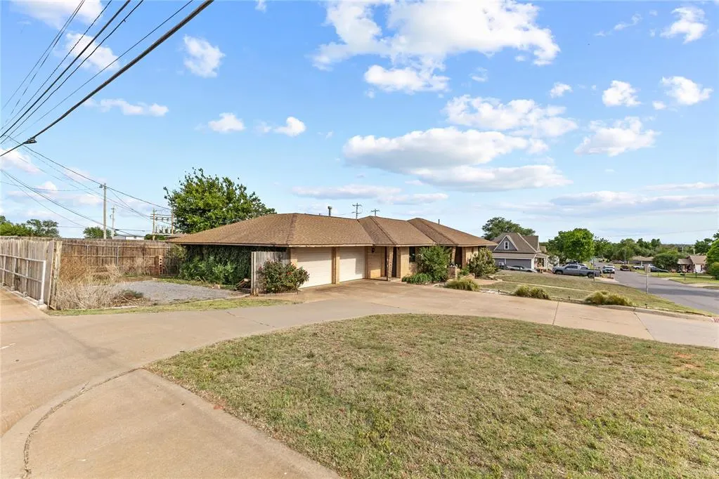 Photo 3 — 1106 N Caddo Street, Weatherford, OK 73096