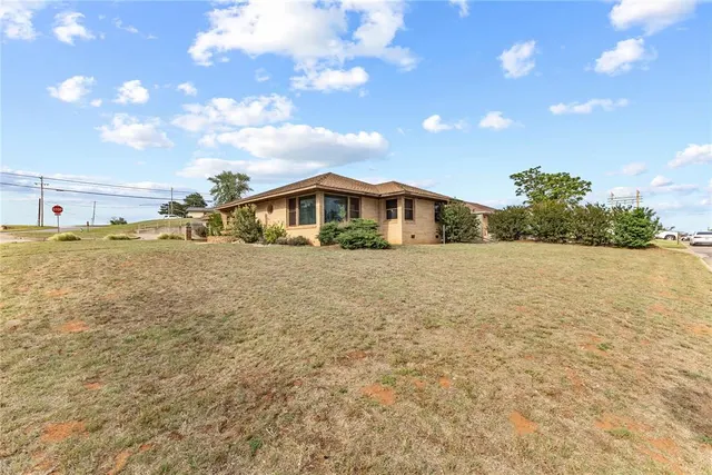 Photo 4 — 1106 N Caddo Street, Weatherford, OK 73096
