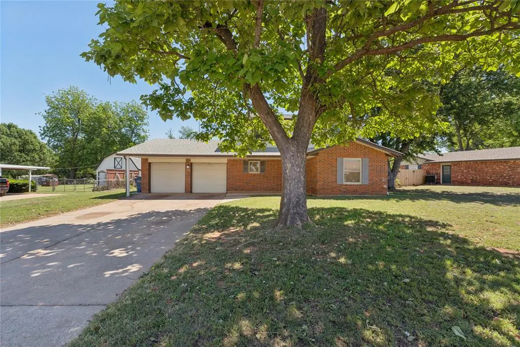 Photo 2 — 924 S Meadow Lane, Mustang, OK 73064