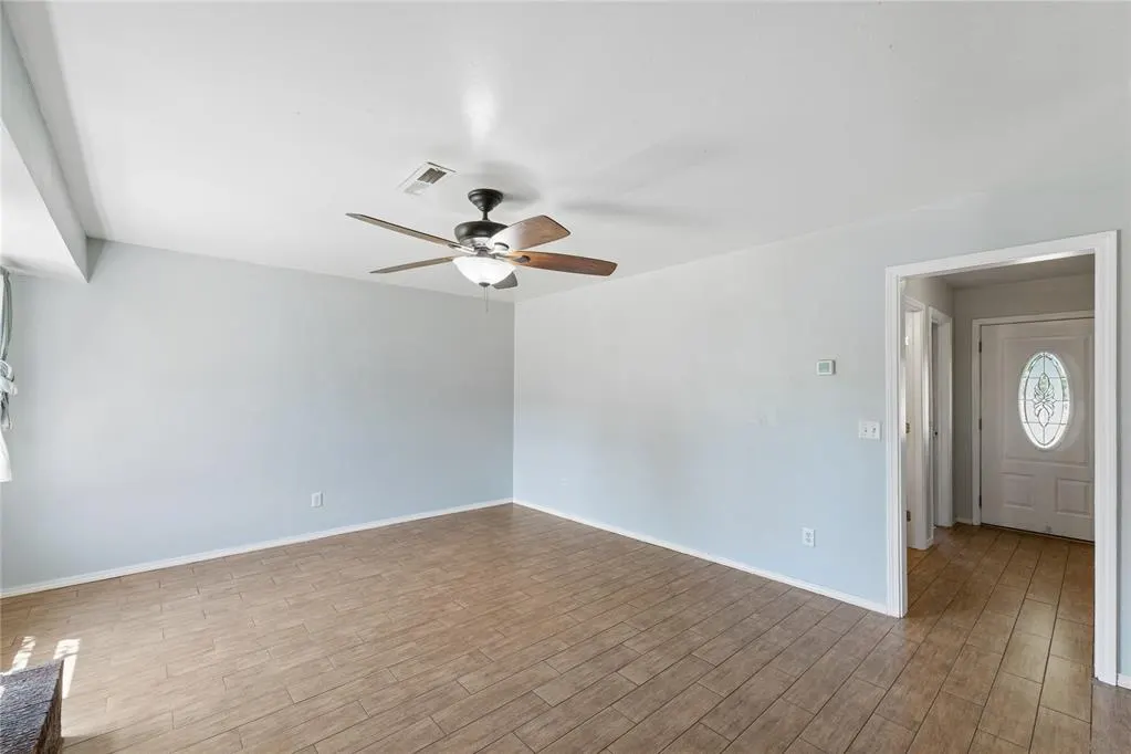 Photo 8 — 924 S Meadow Lane, Mustang, OK 73064