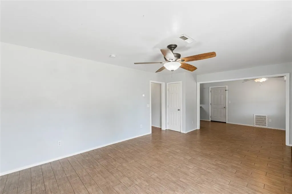 Photo 9 — 924 S Meadow Lane, Mustang, OK 73064