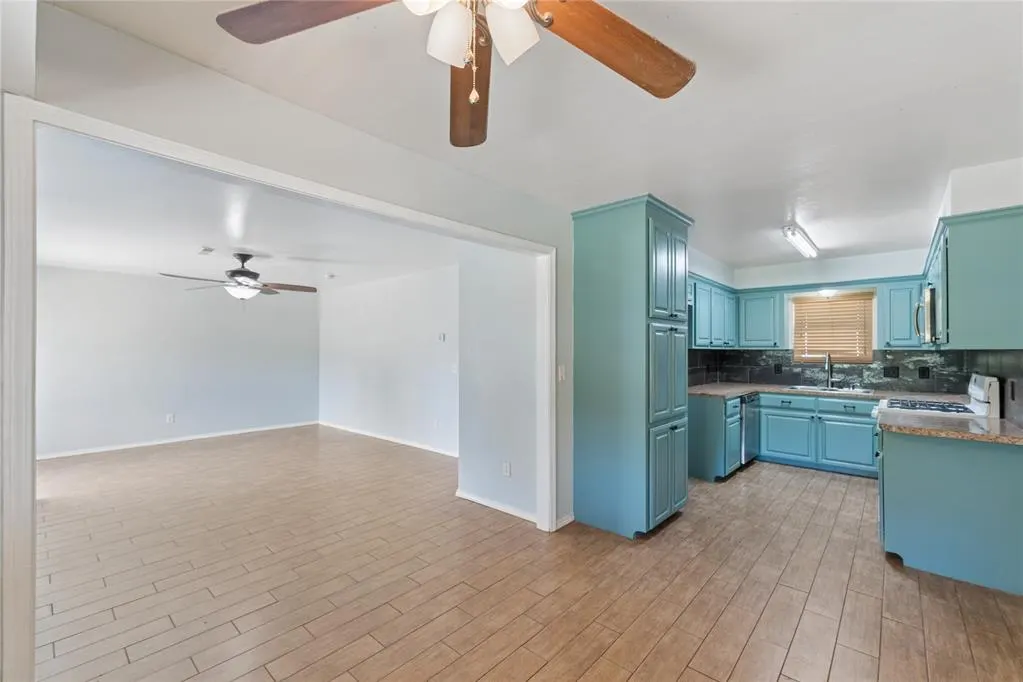 Photo 11 — 924 S Meadow Lane, Mustang, OK 73064