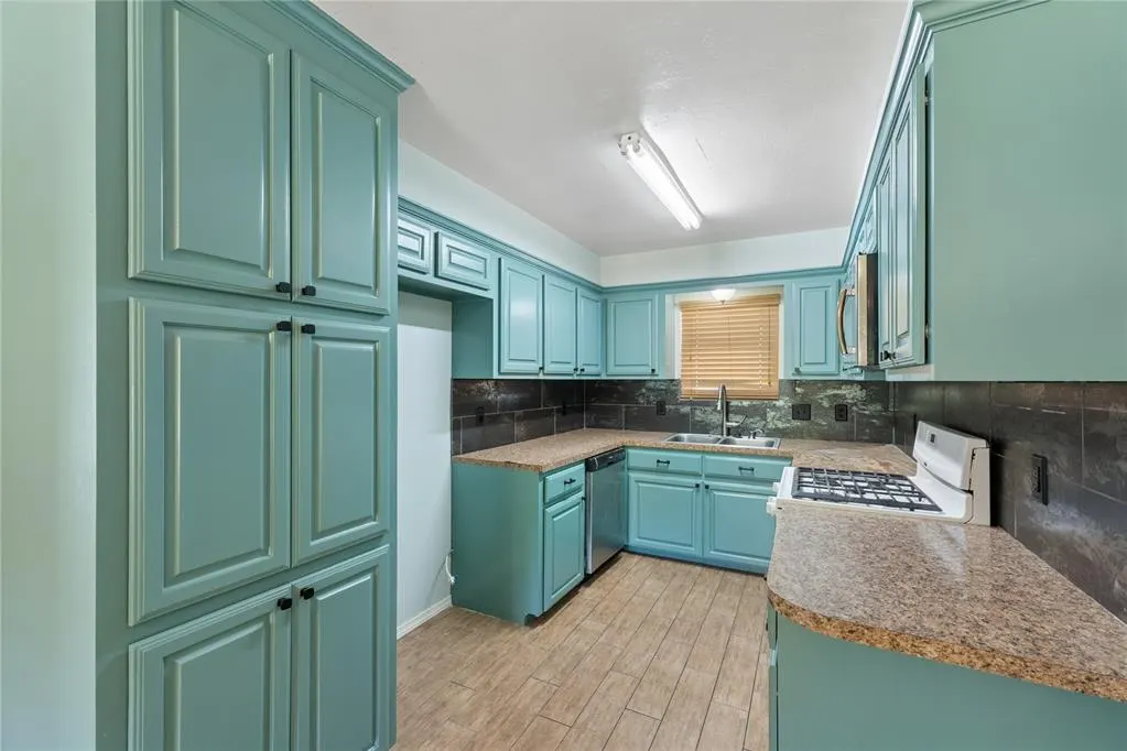 Photo 13 — 924 S Meadow Lane, Mustang, OK 73064