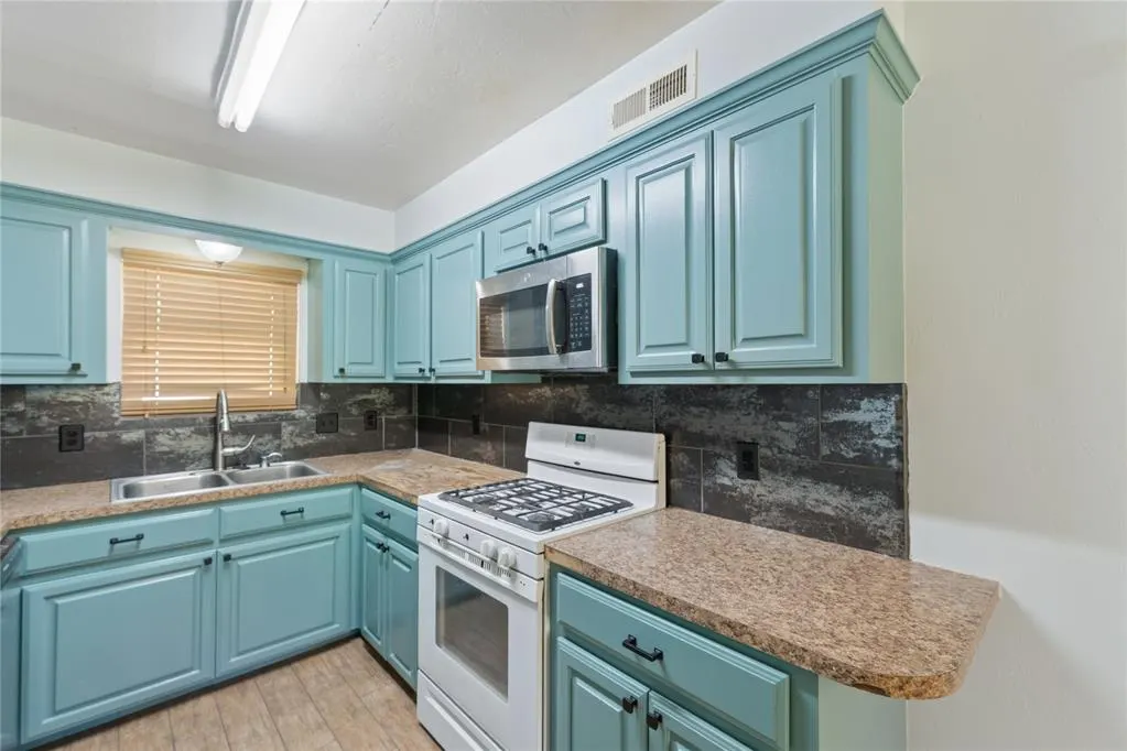 Photo 14 — 924 S Meadow Lane, Mustang, OK 73064