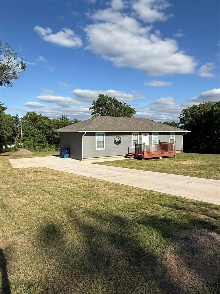 Front exterior — 824 S Bennett Boulevard, Chandler, OK 74834